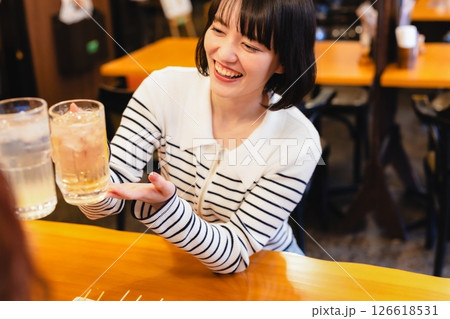 乾杯をする女性 乾杯をする女性 126618531