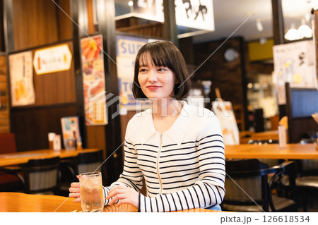 居酒屋でお酒を飲む女性 126618534