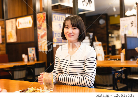 居酒屋でお酒を飲む女性 126618535