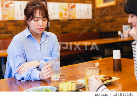 居酒屋でお酒を飲む女性 居酒屋でお酒を飲む女性 126618536