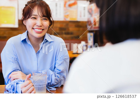 居酒屋でお酒を飲む女性 126618537