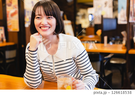 居酒屋でお酒を飲む女性 126618538