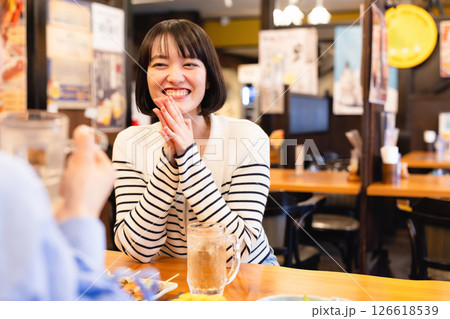 居酒屋で談笑する女性 126618539