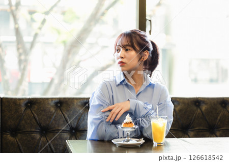 カフェでくつろぐ女性 カフェでくつろぐ女性 126618542