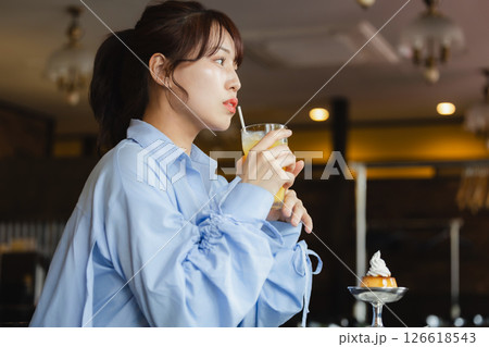 カフェでくつろぐ女性 126618543