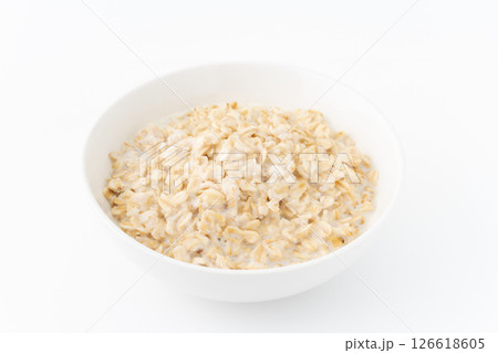 お皿に載せたオートミール(ロールドオーツ)のチーズリゾット お皿に載せたオートミール(ロールドオーツ)のチーズリゾット 126618605