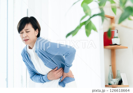腹痛で苦しむミドル女性 126618664