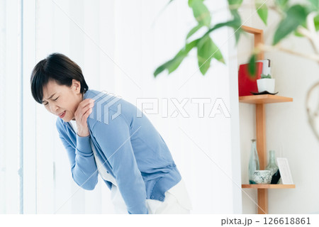 肩の痛みが辛い中高年女性 126618861