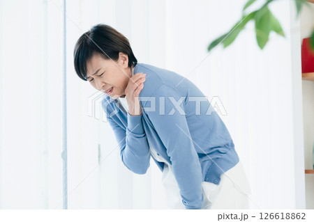 肩の痛みが辛い中高年女性 126618862