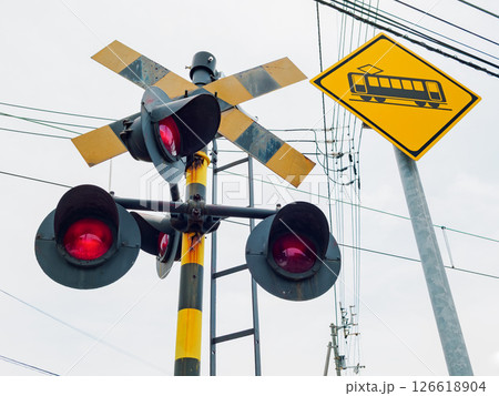 線路沿いにある電車の警戒標識と踏切 126618904