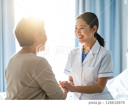シニア女性と会話する看護師 126618978