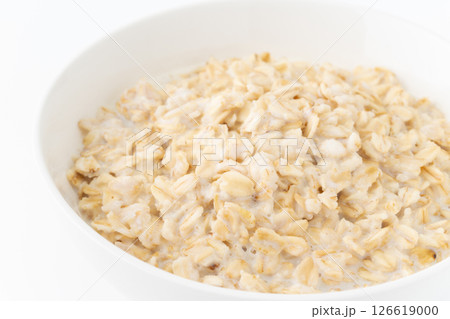 お皿に載せたオートミール(ロールドオーツ)のチーズリゾット お皿に載せたオートミール(ロールドオーツ)のチーズリゾット 126619000