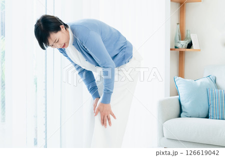 膝の痛みが辛い中高年女性 126619042