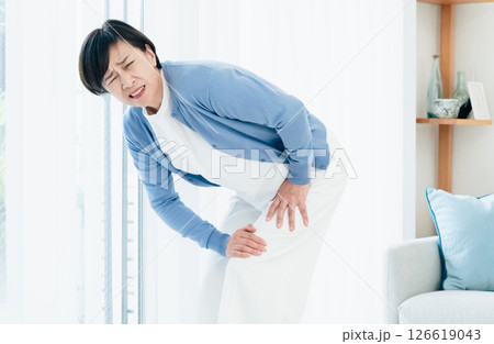膝の痛みが辛い中高年女性 126619043