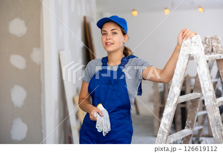 Portrait of young woman builder Portrait of young woman builder 126619112