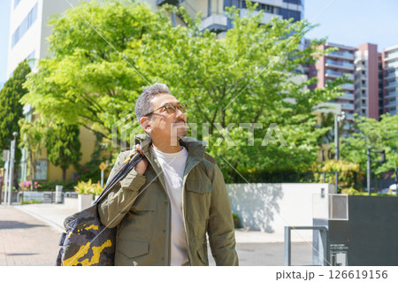 住宅街を歩くミドルエイジの男性のポートレート 126619156