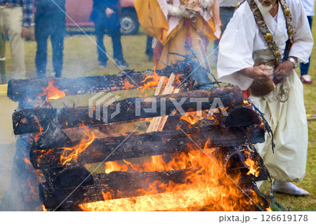 護摩供養祭　護摩壇炎で護摩木を燃やす祈りの儀礼 126619178