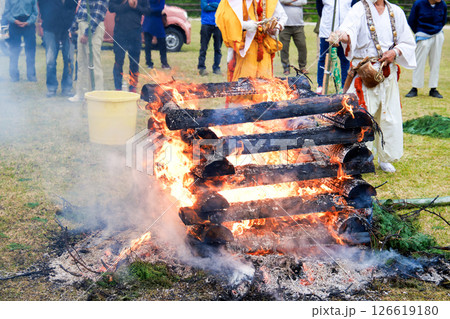 護摩供養祭 護摩壇炎で護摩木を燃やす祈りの儀礼 護摩供養祭 護摩壇炎で護摩木を燃やす祈りの儀礼 126619180