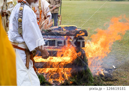護摩供養祭　護摩壇炎で護摩木を燃やす祈りの儀礼 126619181