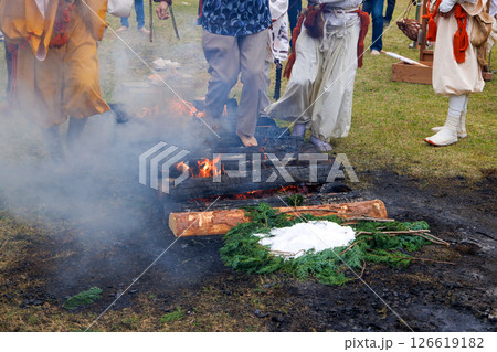 火渡りの儀式に参加する女性 126619182