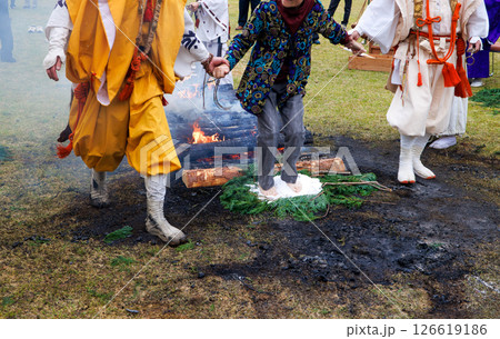 火渡りの儀式に参加する女性 126619186