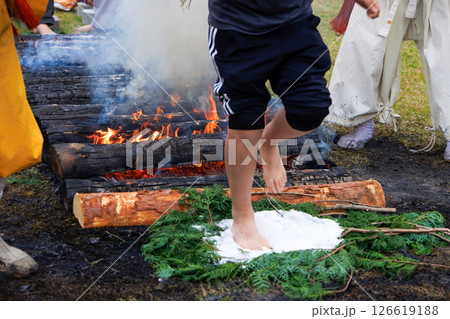 火渡りの儀式に参加する女性 火渡りの儀式に参加する女性 126619188