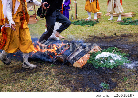 火渡りの儀式に参加する女性 126619197