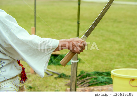 火渡り祭りで刀を振る山伏 火渡り祭りで刀を振る山伏 126619199
