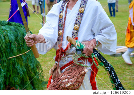 火渡り祭りで刀を振る山伏 126619200