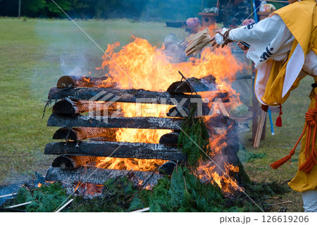 護摩供養祭　護摩壇炎で護摩木を燃やす祈りの儀礼 126619206