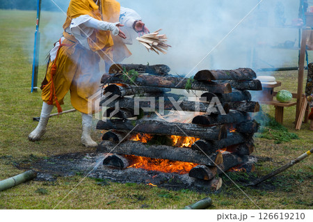 護摩供養祭　護摩壇炎で護摩木を燃やす祈りの儀礼 126619210
