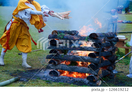 護摩供養祭　護摩壇炎で護摩木を燃やす祈りの儀礼 126619212