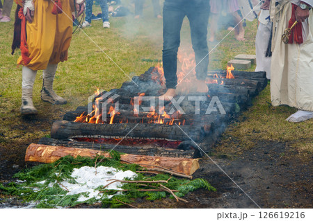 火渡りの儀式に参加する女性 火渡りの儀式に参加する女性 126619216