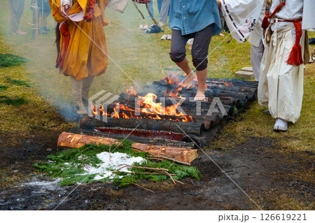 火渡りの儀式に参加する女性 126619221