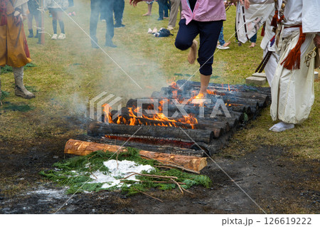 火渡りの儀式に参加する女性 126619222