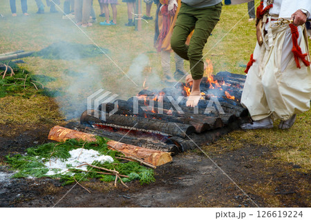 火渡りの儀式に参加する女性 126619224