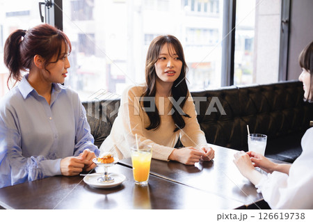 カフェで会話する女性 126619738