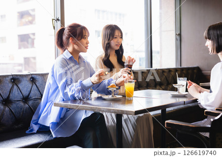 カフェで会話する女性 カフェで会話する女性 126619740