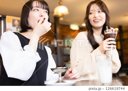 カフェで会話する女性 126619744