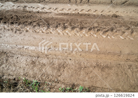 ぬかるんだ畑 126619824
