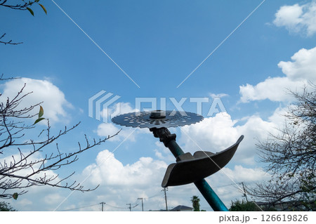 刈払機と青空 126619826