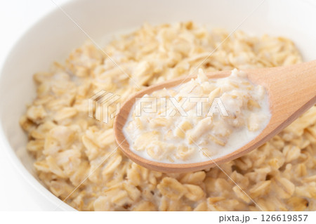 スプーンに載せたオートミール(ロールドオーツ)のチーズリゾット スプーンに載せたオートミール(ロールドオーツ)のチーズリゾット 126619857