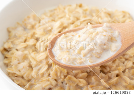 スプーンに載せたオートミール(ロールドオーツ)のチーズリゾット スプーンに載せたオートミール(ロールドオーツ)のチーズリゾット 126619858