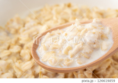スプーンに載せたオートミール(ロールドオーツ)のチーズリゾット スプーンに載せたオートミール(ロールドオーツ)のチーズリゾット 126619859