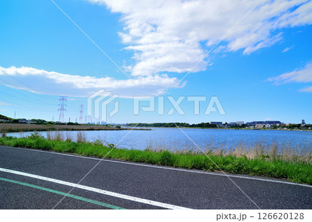 千葉県　手賀沼沿いに架かる架空送電線と鉄塔 126620128