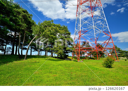 千葉県　手賀沼沿いに架かる架空送電線と鉄塔 126620167