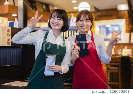飲食店で働くスタッフ 飲食店で働くスタッフ 126620201