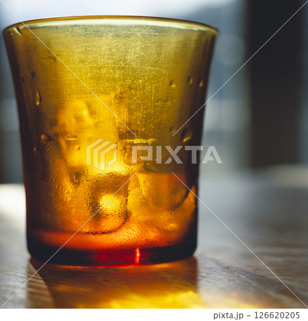 空っぽ　水　ブラウン　ガラス　グラス 126620205