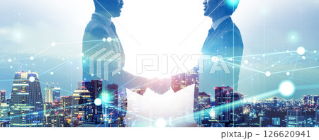 握手する多国籍ビジネスパーソンと通信ネットワークのコラージュ 126620941
