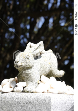 鳥取県 白兎神社の参道で出迎えてくれた兎の石彫 126621080